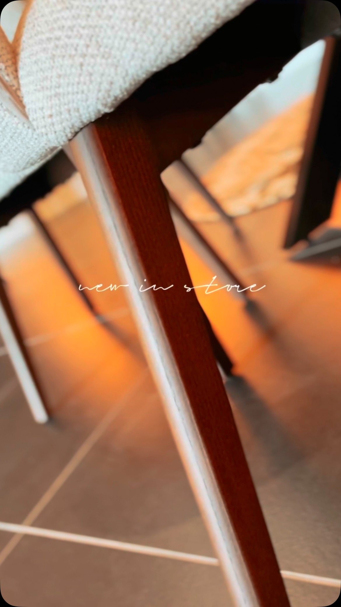 NIEUW! Deze prachtige stoelen “Glow” zijn nét dat tikkeltje meer dankzij de donkerbruine poten.
Maximaal comfort en stijl met deze nieuwe stoel. Verkrijgbaar 2 verschillende stoffen.