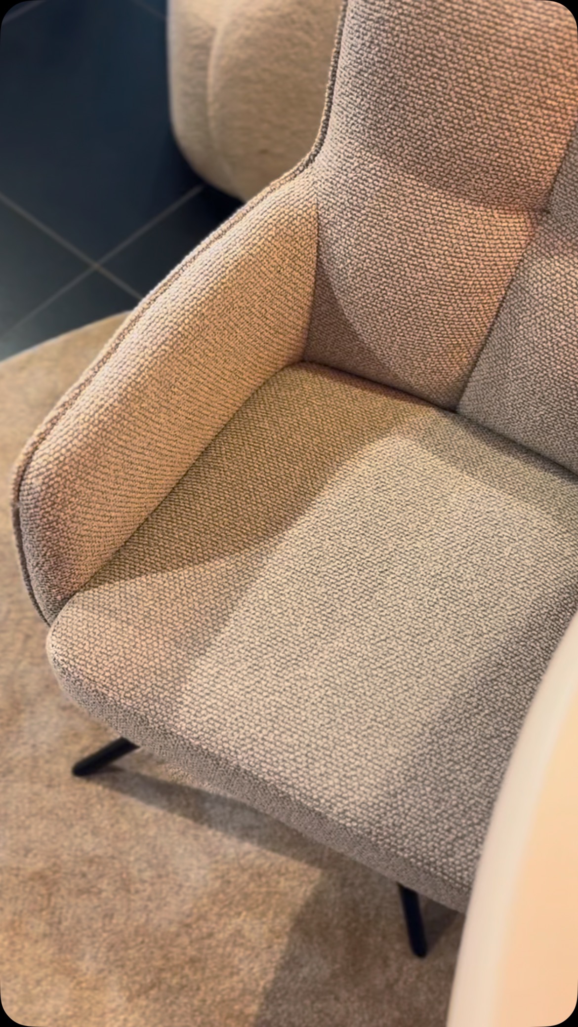 Maak kennis met onze nieuwe draaistoel “Dune”!
Verkrijgbaar in 3 kleuren, kom ze ontdekken in onze showroom.